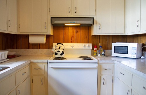 Meredith Cabaña | Cozy Lake Winnisquam retreat for 6 with dock and swimming