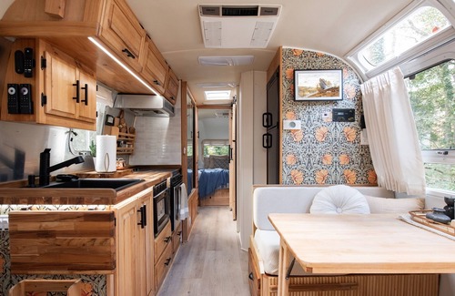 Smyrna Casa | Cozy Lakefront Airstream w/ Private Deck & Firepit - Sleeps 6