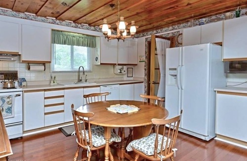 Dunsford Cabaña | Cozy Lakefront Cottage in Kawartha Lakes