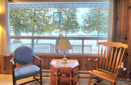 Dunsford Cabaña | Cozy Lakefront Cottage in Kawartha Lakes