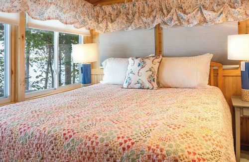 Otis Cabina | Cozy Lakefront Cabin near Acadia National Park