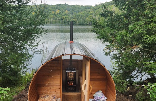 La Peche Casa | Cozy lakefront cottage in Wakefield. Pet friendly!