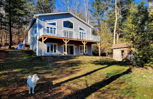 La Peche Casa | Cozy lakefront cottage in Wakefield. Pet friendly!