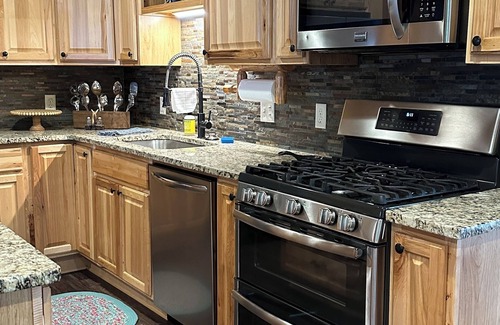 Heber Springs Casa | Cozy Lakefront: Family Friendly Home with Gentle walk to Greers Ferry Lake