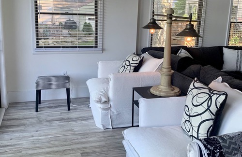 Fenton Casa | Cozy Lakefront home