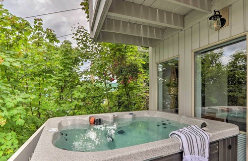Newman Lake Apartamento | Cozy Lakefront Honeymoon Bay Studio w/ Hot Tub!