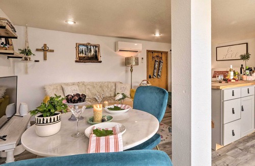Newman Lake Apartamento | Cozy Lakefront Honeymoon Bay Studio w/ Hot Tub!