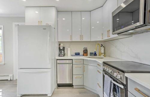 Hopatcong Casa | Cozy Lakefront House with a private dock and lake