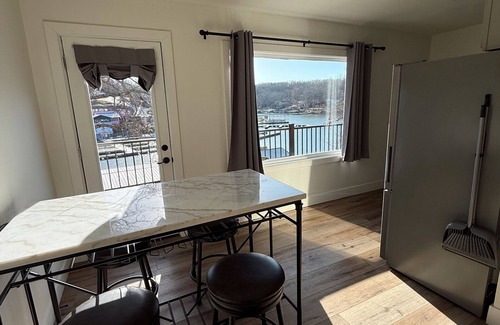 Osage Beach Cabina | Cozy Lakefront Penthouse Suite