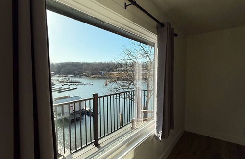 Osage Beach Cabina | Cozy Lakefront Penthouse Suite