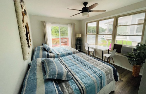 Brooklyn Casa | Cozy Lakefront Room with Stunning Views