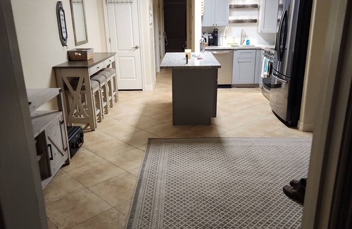 League City Condominio | Cozy, Lakeside 1-bedroom condo with AC and WiFi in enjoyable Kemah