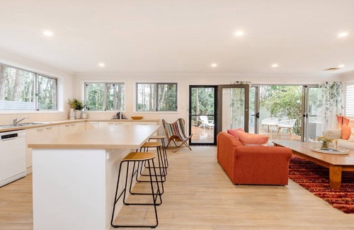 Macmasters Beach Casa | Cozy lakeside retreat just a short walk to beach