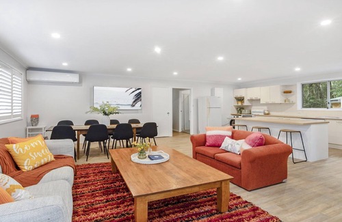 Macmasters Beach Casa | Cozy lakeside retreat just a short walk to beach