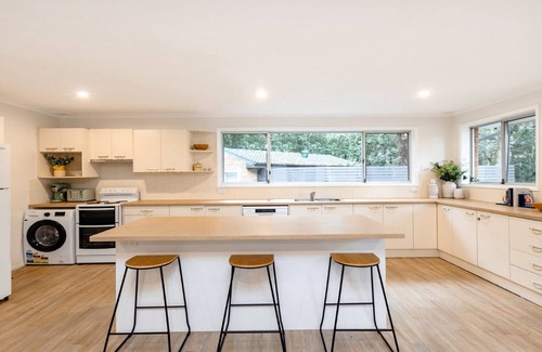 Macmasters Beach Casa | Cozy lakeside retreat just a short walk to beach