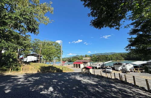 Dandridge Cabina | Cozy Lakeside Cabin 1 Minute Walk From Ship Store & Boat Slips! Rocky