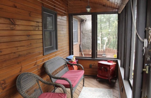 White Haven Casa | Cozy Lakeside Cottage: Hot Tub, Pool Table, Lake Access, Kayaks, WiFi, +More