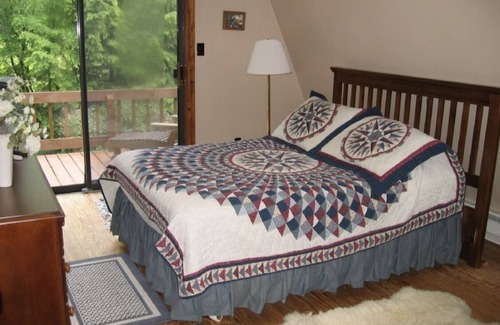 White Haven Casa | Cozy Lakeside Cottage: Hot Tub, Pool Table, Lake Access, Kayaks, WiFi, +More