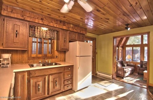 White Haven Casa | Cozy Lakeside Cottage: Hot Tub, Pool Table, Lake Access, Kayaks, WiFi, +More