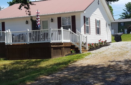 Sloans Valley Casa | Cozy Lakeside House w/Loft - Sleeps 6 - Close to Burnside, Somerset & Lee's Ford