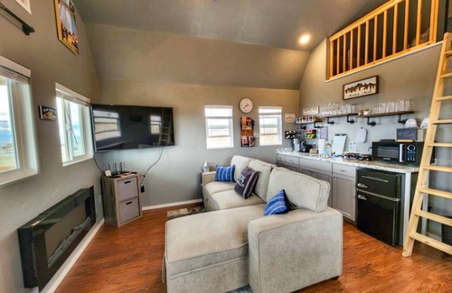 Broadwater County Cabina | Cozy Lakeview Cabin | Stunning Lake and Mountain View | Canyon Ferry Lake