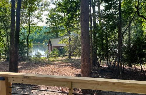 Mills River Casa | Cozy Lakeview Cottage