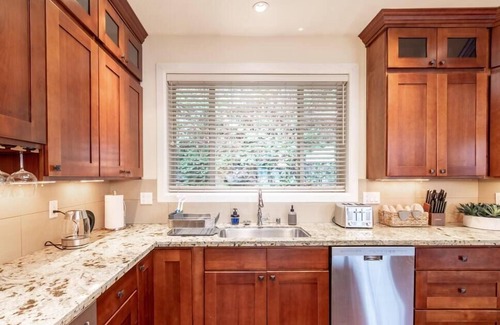 East Lake Hills Villa | COZY Lakeview Villa w/ Inside & Outside Fireplace