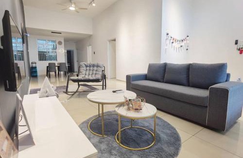 Taman Daya Casa | Cozy Landed house at Taman Daya and mount Austin 8 to10 pax