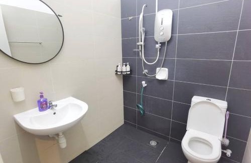 Taman Daya Casa | Cozy Landed house at Taman Daya and mount Austin 8 to10 pax