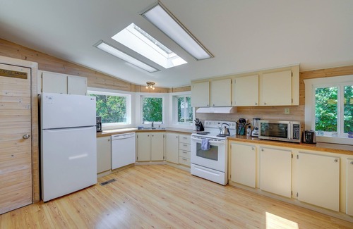 Langley Cabaña | Cozy Langley Retreat: Water Views & Beach Access