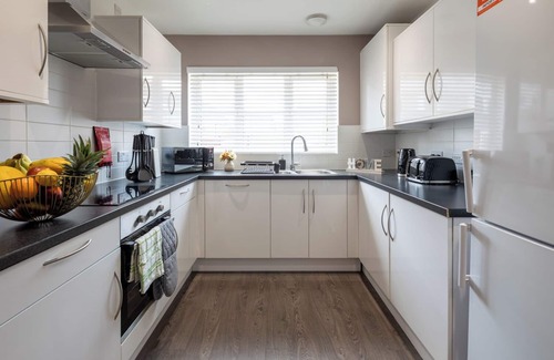 Gloucester Casa | Cozy Large 3 Bed Contractor Home with Free Parking and EV Charging