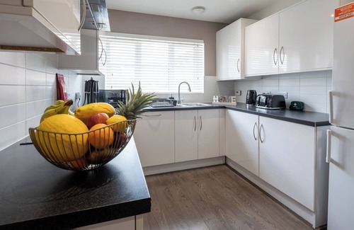 Gloucester Casa | Cozy Large 3 Bed Contractor Home with Free Parking and EV Charging