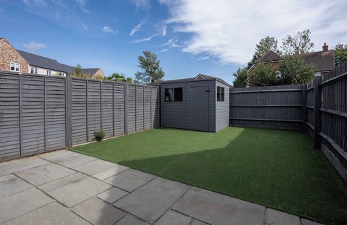 Gloucester Casa | Cozy Large 3 Bed Contractor Home with Free Parking and EV Charging