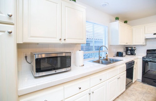 Spring Valley Casa | Cozy Large 5 BR House