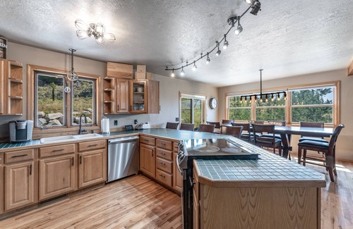 Polaris Casa | Cozy Large Cabin with hot tub and skiing and hot springs near by! Trails galore!