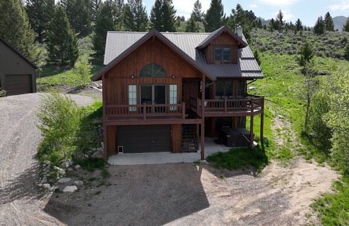 Polaris Casa | Cozy Large Cabin with hot tub and skiing and hot springs near by! Trails galore!