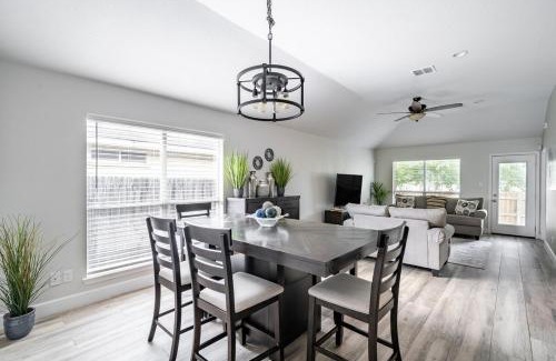 Southside Casa | Cozy large home near Lackland AFB, Perfect Stay