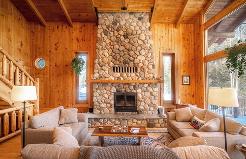 Ely Cabina | Cozy Large Log Cabin w/ Sauna + Hot Tub on Lake Shagawa
