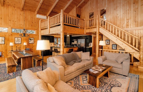 Ely Cabina | Cozy Large Log Cabin w/ Sauna + Hot Tub on Lake Shagawa