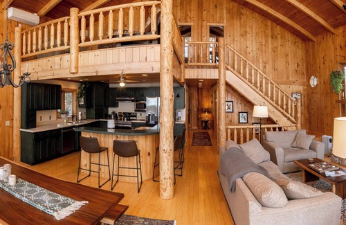 Ely Cabina | Cozy Large Log Cabin w/ Sauna + Hot Tub on Lake Shagawa