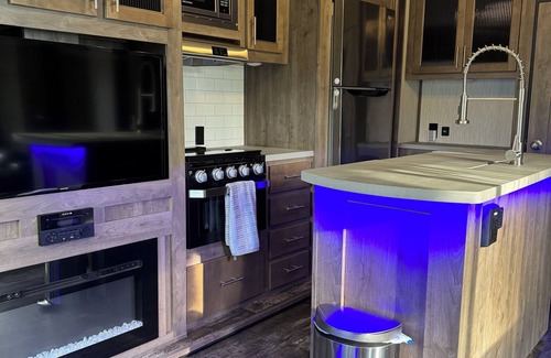 Alabama Grove Terrace Casa | Cozy, Large RV in Pleasant Fort Myers with AC, Free WiFi by Park and River