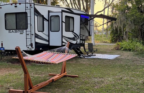 Alabama Grove Terrace Casa | Cozy, Large RV in Pleasant Fort Myers with AC, Free WiFi by Park and River