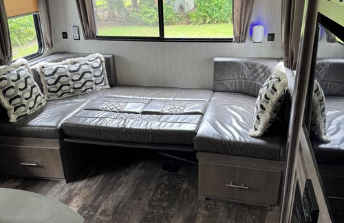 Alabama Grove Terrace Casa | Cozy, Large RV in Pleasant Fort Myers with AC, Free WiFi by Park and River