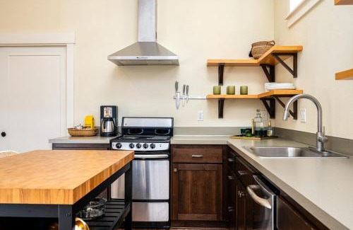 Kerns Casa | Cozy Laurelhurst Retreat