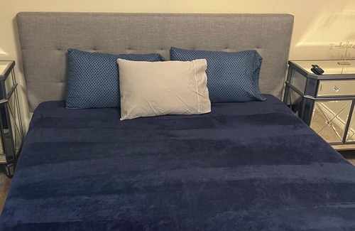 The Colony Apartamento | Cozy Legacy West Apartment