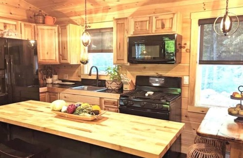 North Creek Casa | Cozy lil' Cabin in the Adirondacks with fireplace.