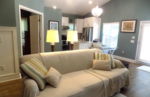 Northeast Pensacola Cabaña | Cozy little guest cottage centrally located and within minutes of the airport