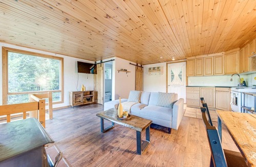 Namur Chalet De Esquí | Cozy Little Lakefront Cottage with Outdoor Patio