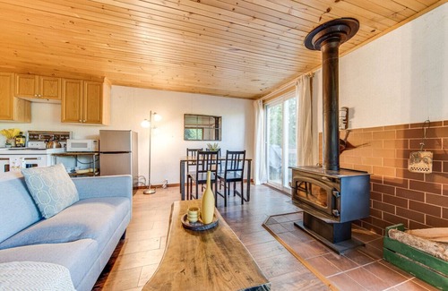 Namur Chalet De Esquí | Cozy Little Lakefront Cottage with Outdoor Patio