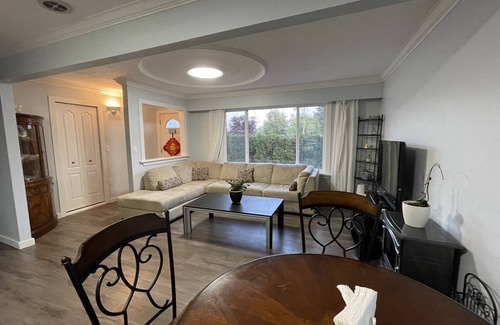 Surrey Casa | Cozy Little White House With Two Bedroom
